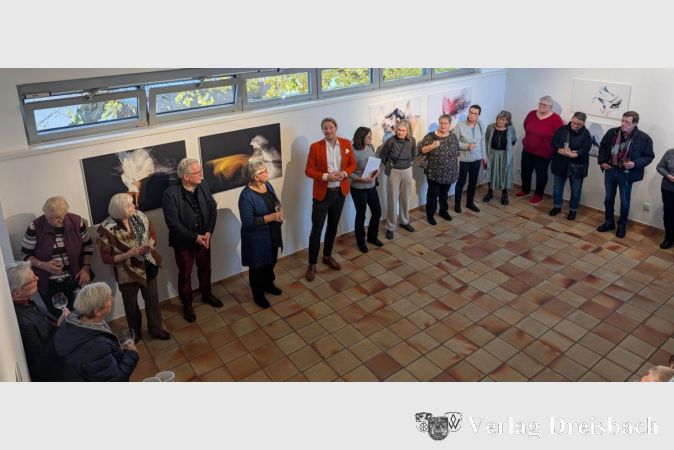 In seiner Rede hebt Kulturamtsleiter Christopher Naumann die Vielseitigkeit hervor, mit der Michaela Ruppert die Grenzen von Material und Ausdruck immer wieder neu auslotet und erweitert.