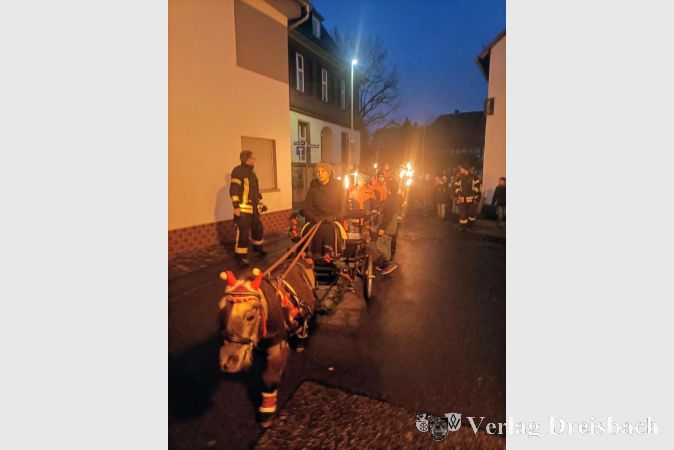 Zusammen mit der Jugendfeuerwehr und Lena Wolf, die ihr Shetlandpony Tommy an der Kutsche führt, begeben sich die Kinder bei Fackelschein auf die spannende Suche nach dem Nikolaus.