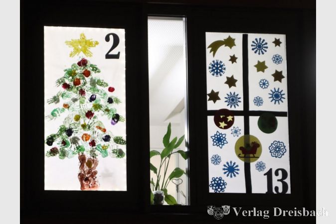Links ein Kalenderbild, rechts ein Kalenderbild, dazwischen ein Gruß von der Bürobotanik: Die Fassade des Rathausgebäudes wird derzeit abends zum leuchtenden Adventskalender, die Transparentbilder haben Kitakinder mit Unterstützung gebastelt.