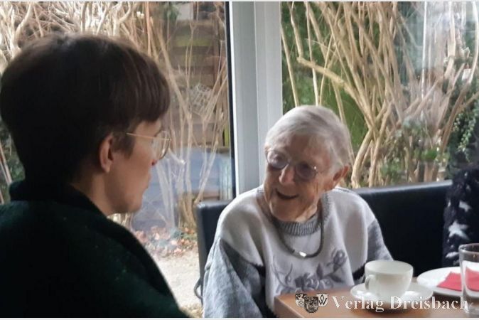 Gerta Jost (93), gerade erst den Grünen beigetreten, am Küchentisch im Gespräch mit Anna Lührmann.