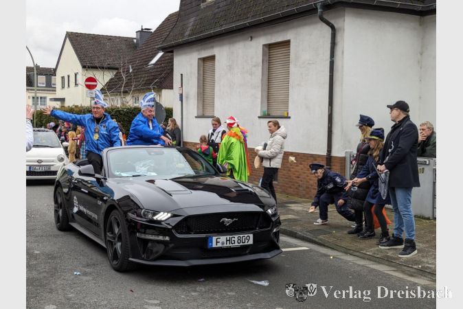 Zugmarschall Ralf Meik (rechts) und Stellvertreter Markus Heuser beim letztjährigen Fassenachtsumzug im offenen Cabriolet.
