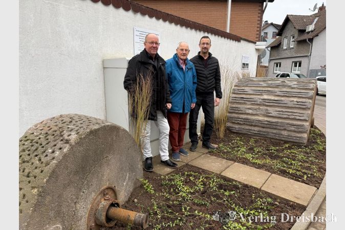 V.l.n.r.: Andreas Orbán, Bernd Caspari und Markus Caspari zwischen den beiden gewichtigen Exponaten.
