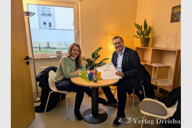 Lydia Rauh und Bürgermeister Christian Seitz im Büro der mobilen beratung im Josef-Wittwer-Haus.