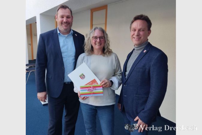 Bürgermeister Christian Seitz (links) und Erster Beigeordneter Martin Mohr (rechts) gratulierten Manuela Busse zum Dienstjubiläum.