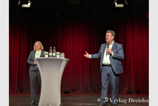 Bundesinnenministerin Nancy Faeser und Arbeits- und Sozialminister Hubertus Heim beim Bürgerdialog in der Hattersheimer Stadthalle am vergangenen Montagabend.