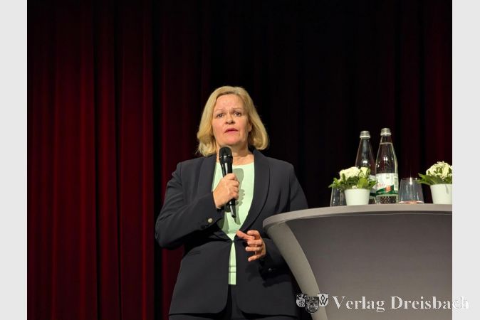 Nancy Faeser betonte die Wichtigkeit der aufrichtigen Übernahme von politischer Verantwortung in schwierigen Zeiten und forderte höhere Investitionen in die Sicherheit und den Ausbau der Befugnisse der Polizei.