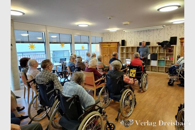 Gebannt lauschten viele Senioren dem kurzweiligen Vortrag über die Geschichte Kriftels und des Domizils.