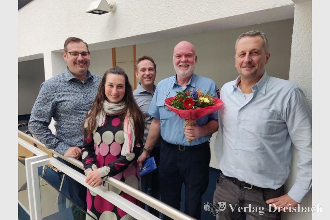 Nachträglich zum 60. Geburtstag gratulierten Stefan Lörsch (mit Blumenstrauß) am Mittwoch (von links): Bürgermeister Christian Seitz, Frauenbeauftragte Tanja Kilian, der Erste Beigeordnete Martin Mohr und Ordnungsamtsleiter Volker Kaufmann.