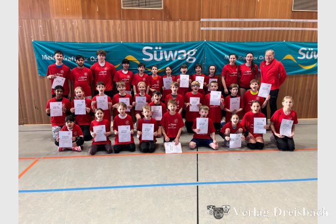 Zum Abschluss gab es für die glücklichen Teilnehmer der Süwag Energie Volleyball Camps noch T-Shirts und Urkunden.