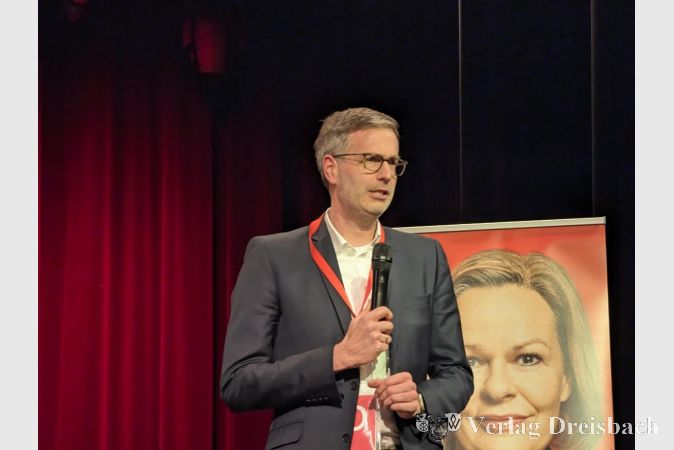 Philipp Neuhaus, der Vorsitzende der SPD-Kreistagsfraktion, führte als Moderator durch den Abend.
