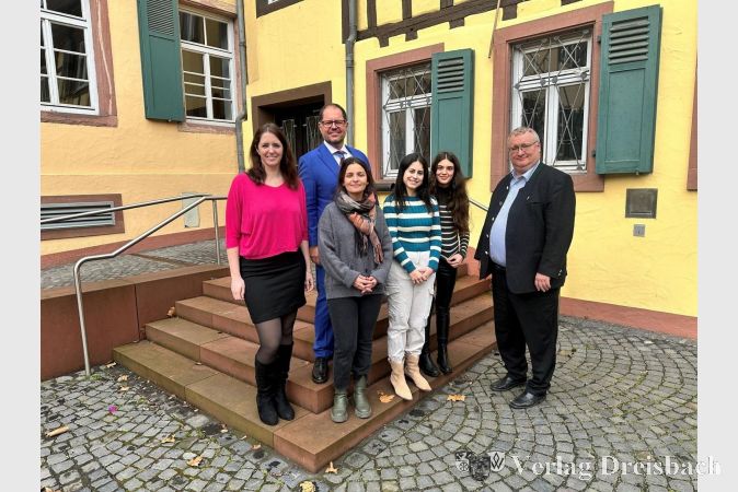 Referatsleiterin Svenja Colak (Iinks), Raúl Krämer von Helmeca (2.v.l.) und Bürgermeister Klaus Schindling (rechts) begrüßten die spanischen Fachkräfte Eva Patricia Saracino Ruesgas, Cristina Naranjo Ramirez und Laura Sanchez Madueno in Hattersheim.