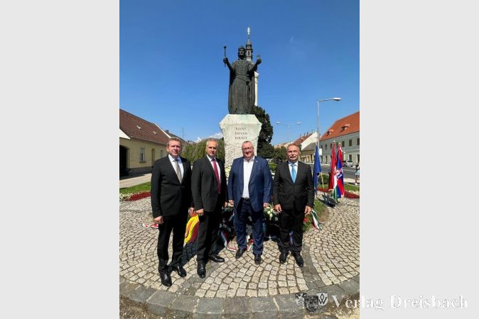 Zu Besuch in Ungarn. V.l.n.r.: Dr. János Iváncsics (Vize-Bürgermeister Mosonmagyaróvár), Dr. István Árvay (Bürgermeister Mosonmagyaróvár), Klaus Schindling (Bürgermeister Hattersheim am Main), Dr. István Nágy (ungarischer Agrarminister/Landwirtschaftsminister).