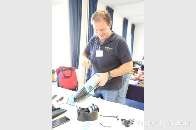 Das Repair-Team um Olaf Schmehl hat beim ersten Café-Termin im neuen Jahr fast 60 Geräte zu reparieren versucht, bei zwei Dritteln mit Erfolg.