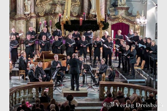 Die Flörsheimer Kantorei und Les Cuivres de Mayence präsentierten unter der Leitung Andreas Großmann von ein musikalisches Weihnachtsprogramm auf höchstem Niveau.