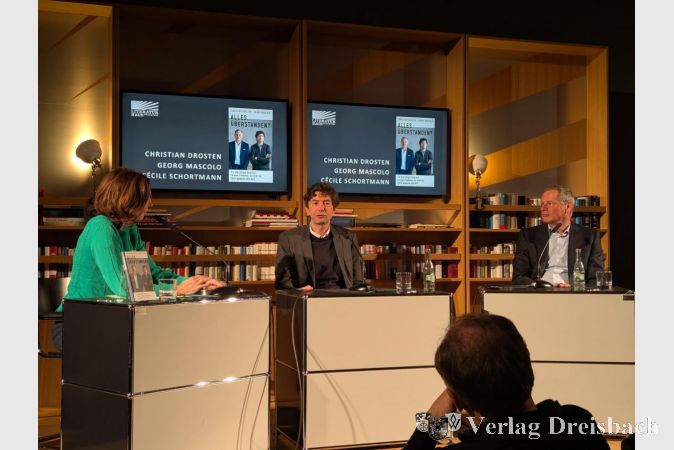 V.l.n.r.: Moderatorin Cécile Schortmann, Virologe Christian Drosten und Journalist Georg Mascolo am 11. Dezember im Literaturhaus Frankfurt.