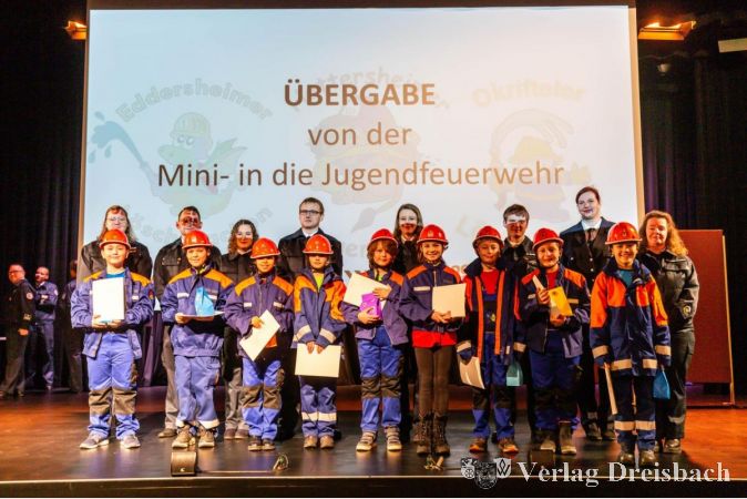 Auch der fleißige Nachwuchs wurde geehrt. Hier diejenigen, die von der Mini- in die Jugendfeuerwehr wechseln.