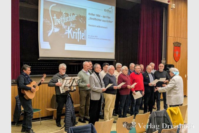 Der Männerchor des Liederkranzes stimmte das "Krifteler Lied" an.