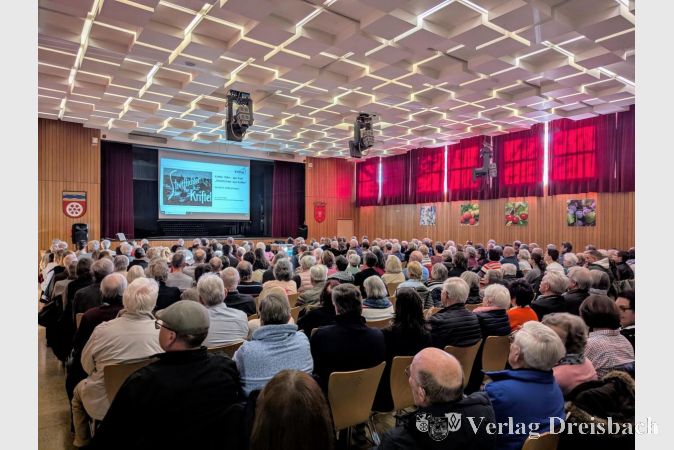 Volles Haus in der Kleinen Schwarzbachhalle: Der 70 Jahre alte Heimatfilm taugt immer noch zum Publikumsmagnet.