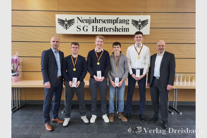 Für besondere Vereinstreue dankten die Ko-Vorsitzenden André Bienek (l.) und Christian Klein (r.) Manuel Christ, Jonas Siebert, Philipp Horn und Jonas Tremschnig (v.l.n.r.).