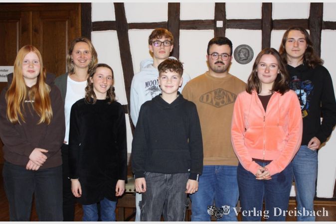 Nach der Jugendparlamentssitzung stellten sich die amtierenden Parlamentarier zum Gruppenfoto mit der Beauftragten der Stadt, Myriam Jung (2.v.l.).