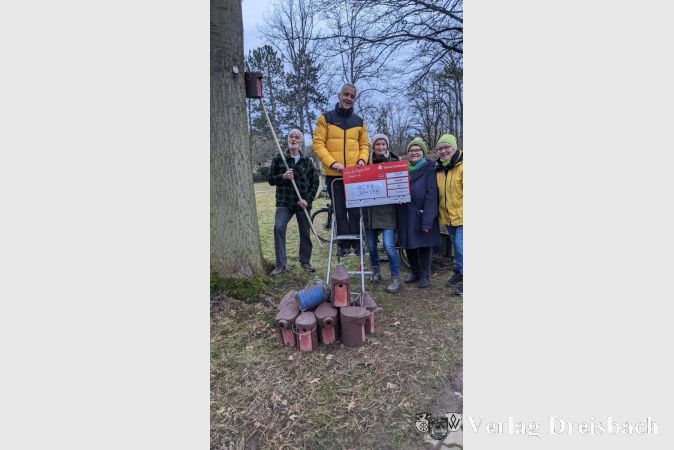 Einsatzbereit sind (von links): Bernd Zürn, Klaus Rottenbacher (ACKH), Christine Dörr, Thea Tobisch-Schuster und Dr. Vera Franssen. Vor ihnen liegen die von der ACKH gespendeten Nistkästen.