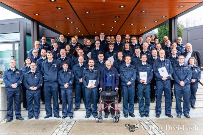 Gruppenfoto der hiesigen Kameradinnen und Kameraden vor der Stadthalle.