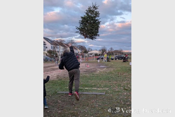 Manche Teilnehmer schleuderten die ausgedienten Weihnachtsbäume spektakulär durch die Luft.