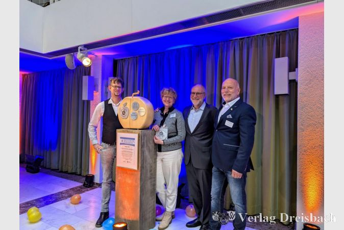 V.l.n.r.: Oliver Prusko, Silvia und Heiner Mey von der Tropica Raritätengärtnerei mit dem 1. Vorsitzenden der VKS, Frank Bechstein, vor dem Wanderpokal.
