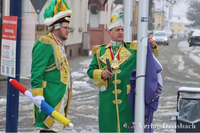 Gardekommandeur Björn Ewald (l.) und Generalstabssprecher Simeon Dimitriadis mussten vor dem Beginn des Neujahrsempfanges erst einmal ein technisches Problem lösen, ehe die FNC-Fahne gehisst werden konnte.