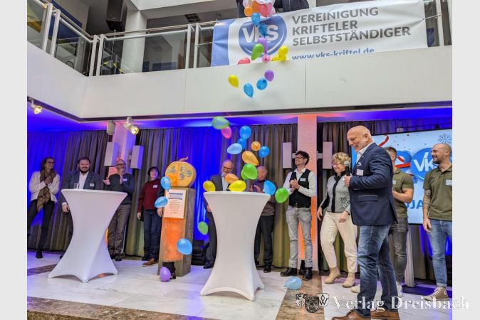 Verkündung des neuen Botschafters von Kriftel unter bunten Luftballons: Die Tropica Raritätengärtnerei folgt auf das ShowSpielhaus von Bernhard Westenberger.