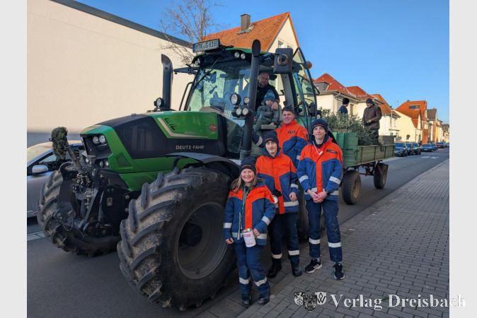 Rund 120 Mitglieder der Jugendfeuerwehren und Helfer aus Flörsheim, Wicker und Weilbach sammelten ausgediente Weihnachtsbäume in allen Stadtteilen.
