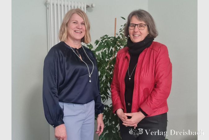 Ines Salzwedel (l.) bei ihrer Verabschiedung durch Erste Stadträtin Renate Mohr.