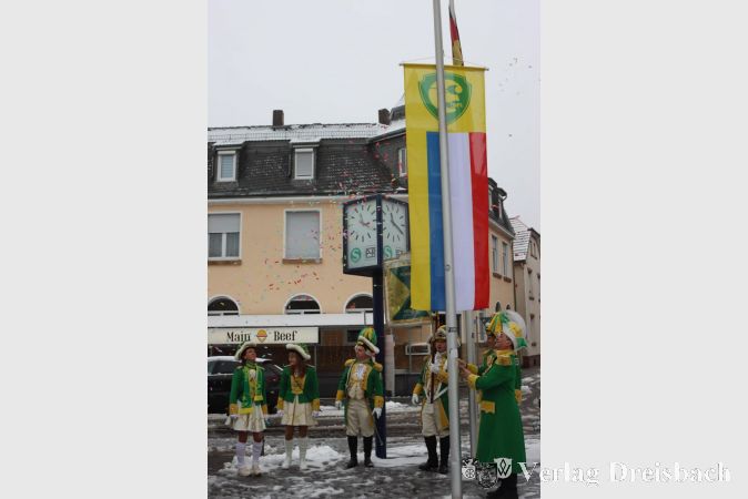 Dann ging es doch steil mach oben für die vierfarbbunte Flagge, die nun bis zum Aschermittwoch anstelle der städtischen Fahne auf dem Bahnhofsvorplatz hängen soll.