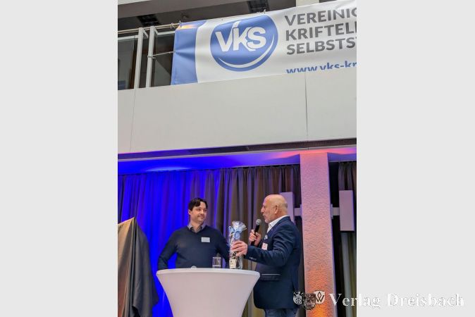 Frank Bechstein dankte Stefan Schmelz (links) für dessen Design des neuen VKS-Logos (oben im Bild).