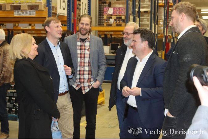 Im der Lagerhalle bekamen die Bundesminister Nancy Faeser und Hubertus Heil (2.v.r.) einen Einblick in ein mittelständisches Logistikunternehmen geboten.