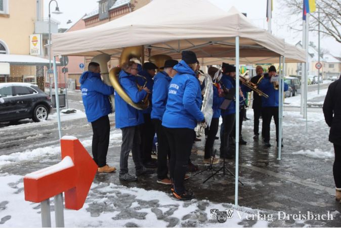 Wer den Musikverein suchte, musste nur dem roten Pfeil folgen. Angesichts der Wetterlage musste die Truppe sich unter einem schützenden Zelt verstecken.