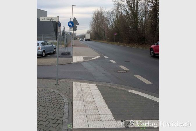 Einmündung des Graspfades an der Voltastraße.