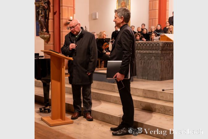 Pfarrer Helmut Gros (links) begrüßte die Gäste, bevor er das Wort an Andreas Winckler übergab.