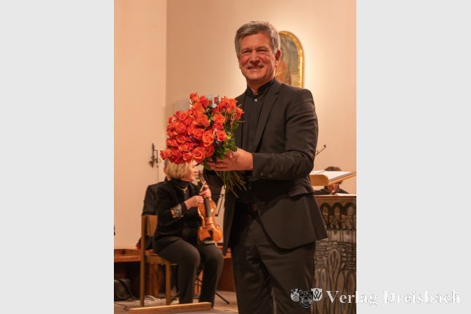 Alle Chormitglieder überreichten dem Geburtstagskind nach dem gelungenen Konzert eine Rose.