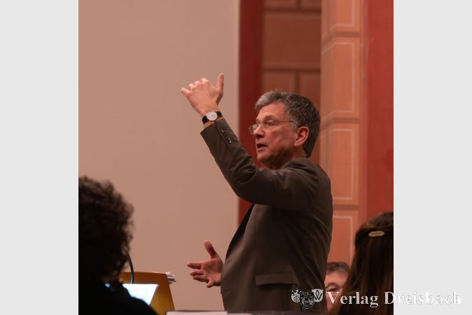 Dr. Andreas Winckler, volle Konzentration beim Dirigieren.
