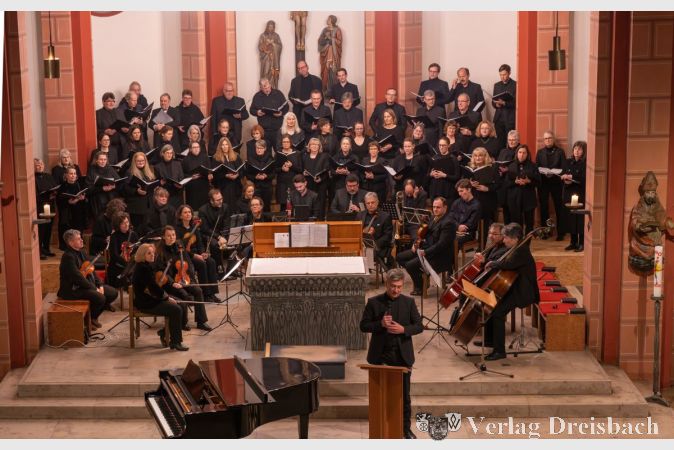 Andreas Winckler ließ es sich nicht nehmen, das Publikum selbst durch das Konzert zu führen. Es musizierten der Chor des Caecilienvereins Kriftel, das Vocalensemble Langen und das Cordis-Ensemble.
