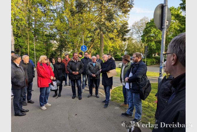 Ortstermin im vergangenen April: Die Mitglieder des Planungsausschusses trafen sich an der Brücke über den Schwarzbach zwischen den Schwarzbachhallen.
