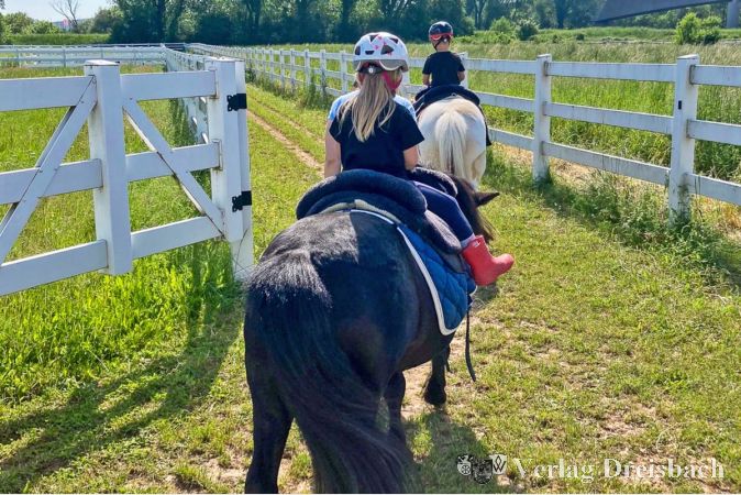 Die kleinsten Reitschüler mit Ponys des Vereins auf dem Therapie-Reitweg.