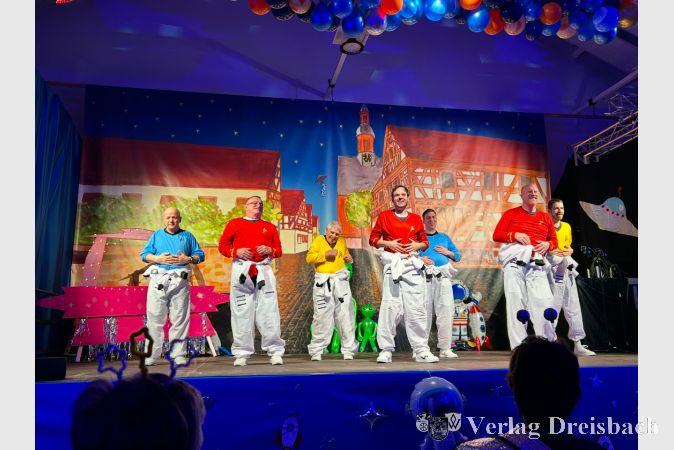 Das Männerballett "Crazy Dancers" hatte sich natürlich auch auf das Motto eingestellt.