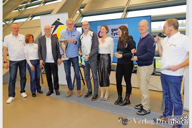 Die Vertreter der ausgezeichneten Vereine mit Verbandspräsident Rudolf Scharping (3. v. l.).