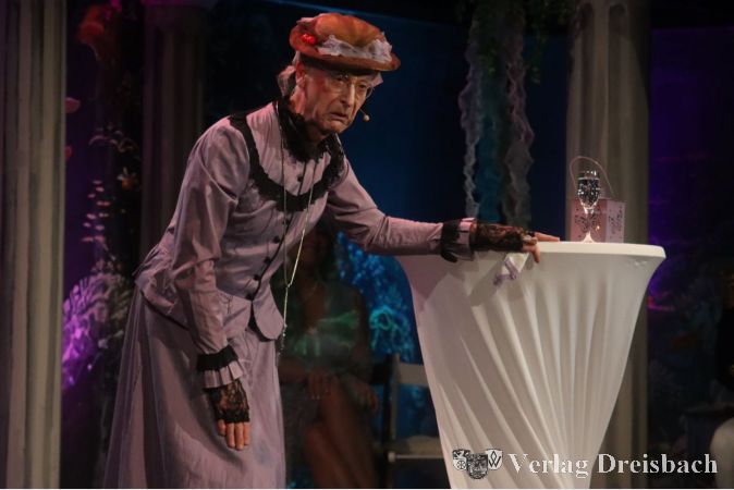 Frl. Baumann will einst mit Johannes Heesters in der Krabbelgruppe gespielt haben, inzwischen zwickt es die 114-Jährige überall.