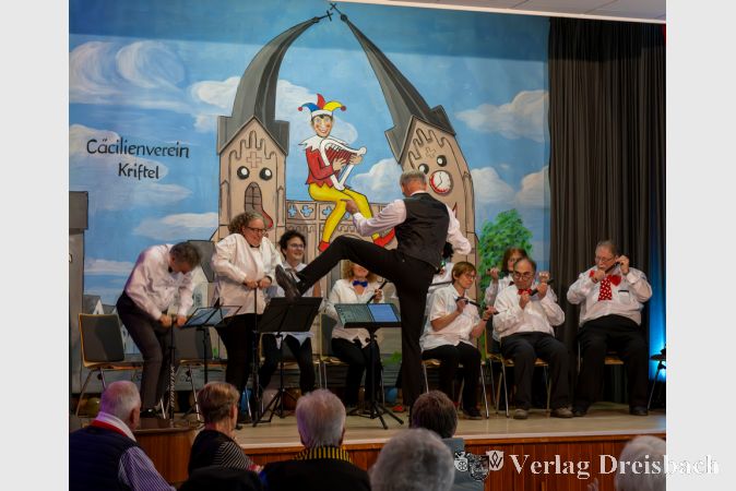 Das Schwarzbach-Symphonieorchester bei seinem närrischen Auftritt im Gemeindehaus.
