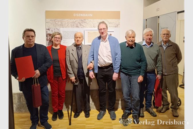 Die Jubilare Thomas Guttandin, Hans Schuch, Roland Sauer, Rainer Steinbrech und Joachim Winter (v.l.n.r.) mit den Vorsitzenden Ulrike Milas-Quirin (2.v.l) und Hans Franssen (3.v.r.).