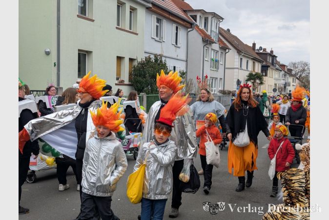 Die SG DJK Hattersheim brachte - entsprechend kostümiert - "das Olympische Feuer auf den Sportplatz".