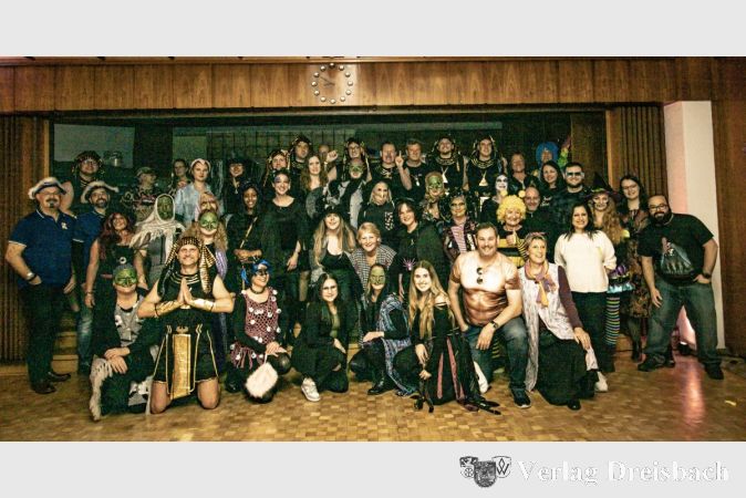 Die Hexenschar mit Männer-Tanzgruppe und Bürgermeister im Rathaus.